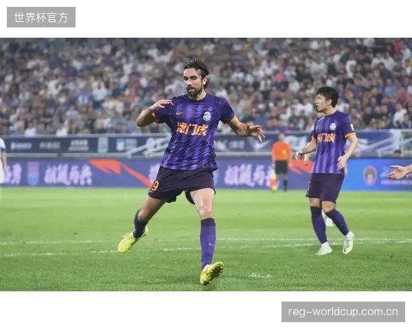 津门虎尝试用长传找中锋孔帕尼奥破解高位逼抢，但进攻转化效率低下。